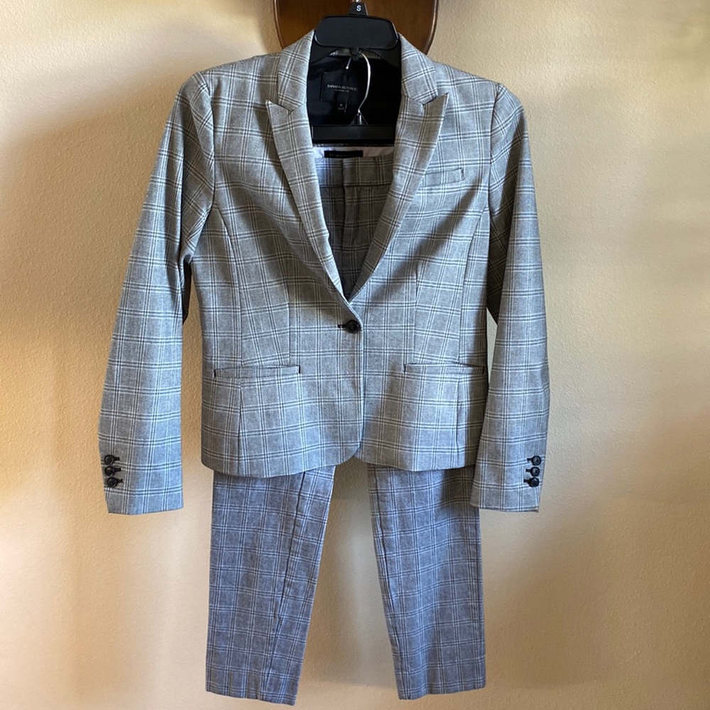 Banana Republic 2 piece Sloan, Navy, White and gray Plaid Pants suit